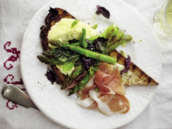 Asparagus with Parmesan pudding and prosciutto