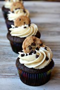 Chocolate chip cookie dough cupcakes