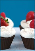 Chocolate cupcakes with lavender Chantilly (Cupcakes au chocolat, Chantilly à la lavande)
