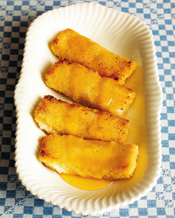 Fried goat cheese with honey (Queso de cabra frito con miel Andalusia